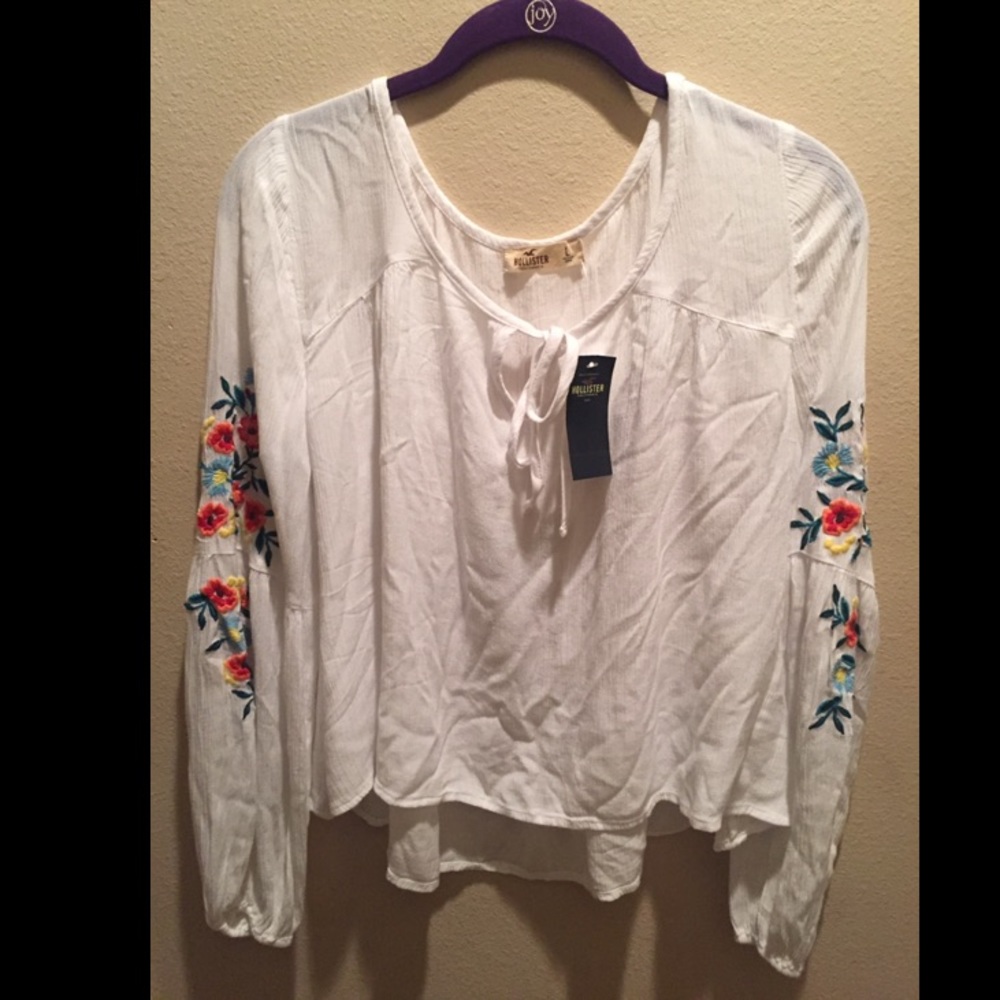 ADORABLE BRAND NEW HOLLISTER SHIRT!